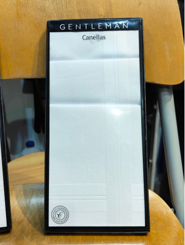 ESTUCHE DE PAÑUELOS BLANCOS 44 cm